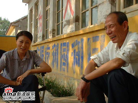 剧照-乐意为人热拍 岳红和魏宗万笑侃瓜果香(图)