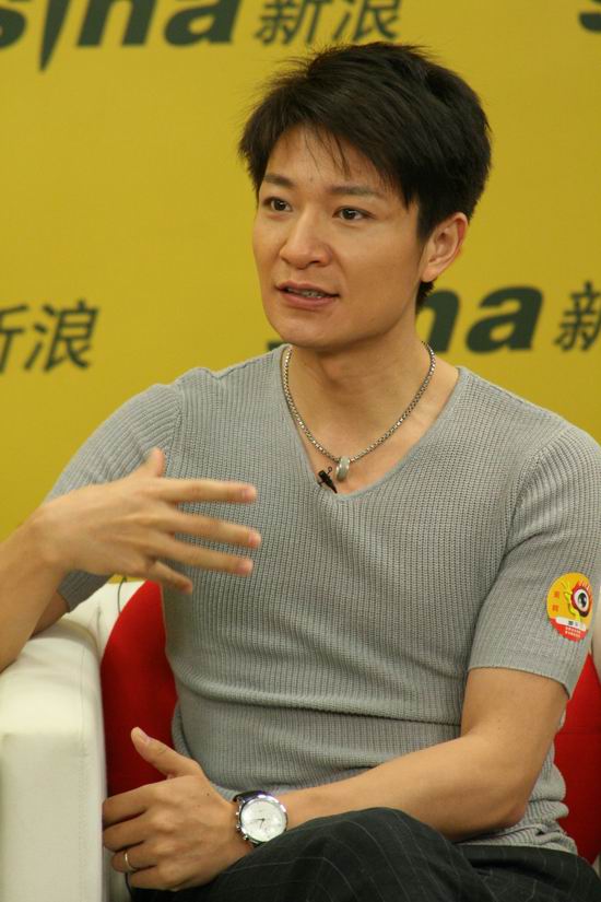 剧照-图文：绣娘兰馨主演做客--李宗翰休闲装