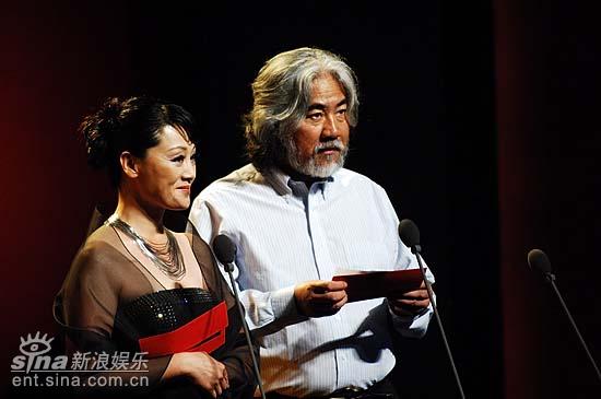 剧照-图文：王姬和张纪中颁奖--张纪中宣读获奖名单