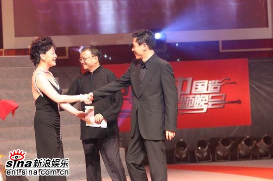 剧照-图文：中国剧中国造晚会-王姬和王刚陈宝国握手