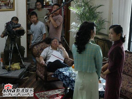 剧照-寒夜上海拍摄 刘涛客串导演给演员说戏(图)