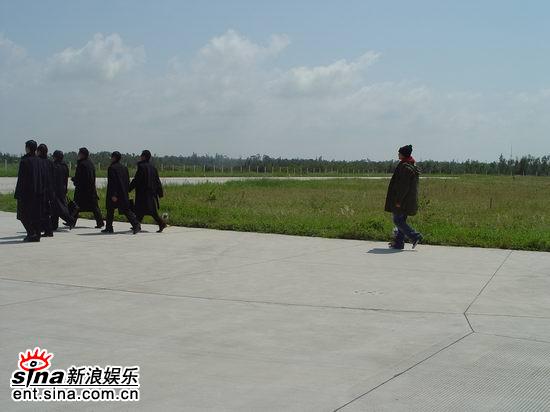 剧照-图文：探班海岩五星饭店-张峻宁目送郑柔美
