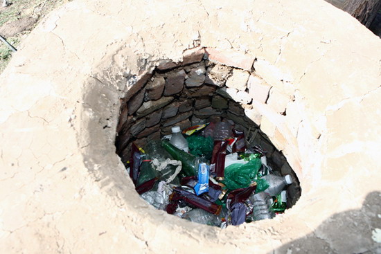 剧照-图文：戈壁母亲探班-环保垃圾筒