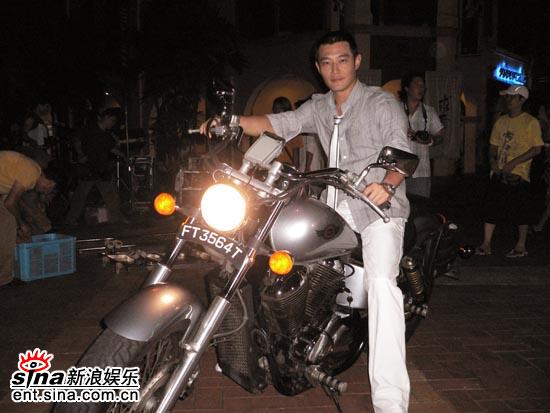 剧照-黄维德超级男女过足机车瘾 帅气逼人(组图)
