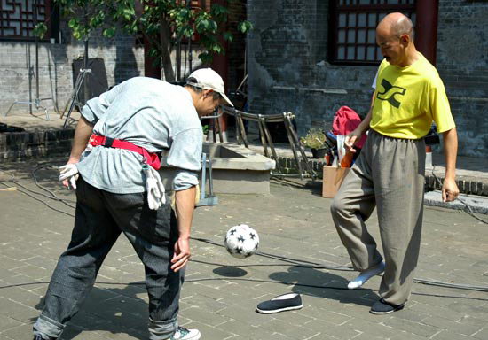 剧照-广府太极传奇热拍 曹荣把罗家英鞋踢飞(图)