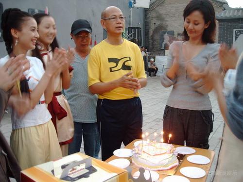 剧照-罗家英黄圣依为李颖庆生 太极一家亲密无间(图)