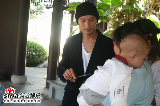 剧照-图文：鹿鼎记移师海宁--黄晓明为影迷签名