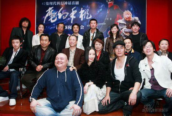 剧照-图文：魔幻手机发布会--现场大合影