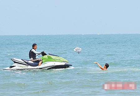 剧照-阮经天水中裸泳谢众 水中脱裤惹网友不满(附图)