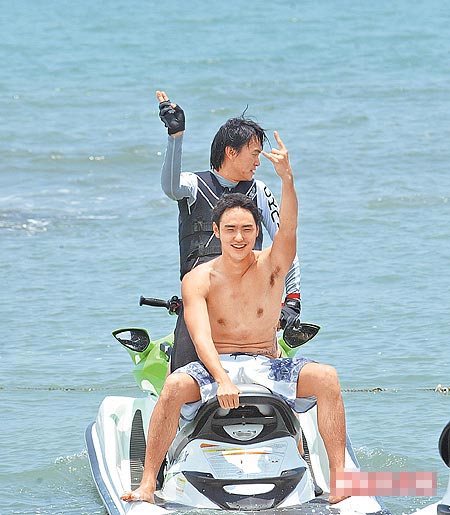 剧照-阮经天牺牲色相脱裤裸泳 海中鱼虾大饱眼福(图)