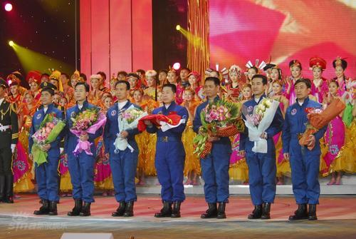 剧照-图文：2008央视春晚--航天英雄集体亮相