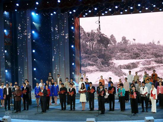 剧照-图文：央视春晚录制备播带--诗朗诵温暖2008