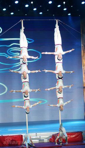 剧照-图文：春晚第五次彩排--杂技激情爬杆