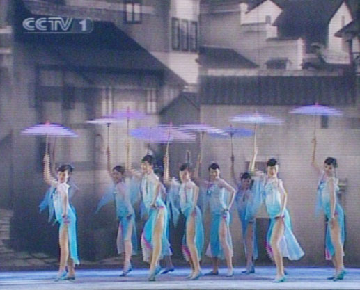 剧照-图文：舞蹈小城雨巷--舞姿优美玉腿修长