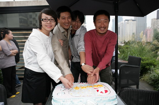 剧照-图文：马文的战争首播发布会--主创切开播庆祝蛋糕