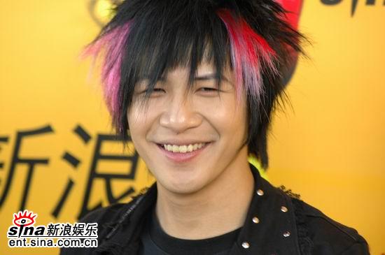 剧照-图文：花儿乐队做客新浪聊--大张伟阳光笑容