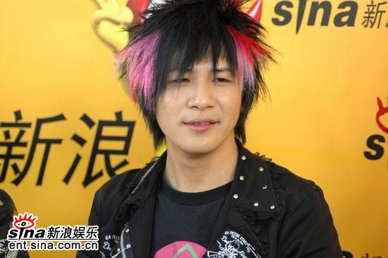 剧照-图文：花儿乐队做客新浪聊--大张伟听主持人问题