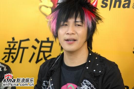 剧照-图文：花儿乐队做客新浪聊--大张伟自得表情