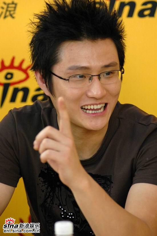 剧照-图文：花儿乐队做客新浪聊--石醒宇款款而谈