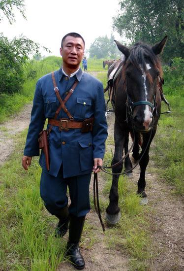 剧照-图文：人间正道探班--孙红雷遛马