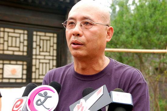 剧照-图文：茶馆探班--导演何群接受采访