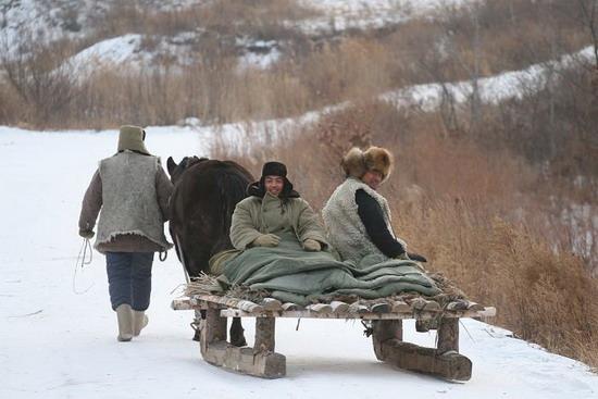 剧照-北大荒最后扫雪 朱亚文浴“雪”奋战 (图)