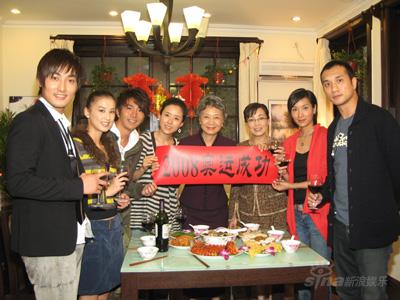 剧照-丁家有女喜洋洋杀青 戴春荣欢颜全家福(图)