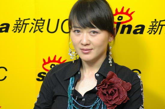 剧照-图文：李琳面对镜头如邻家女孩