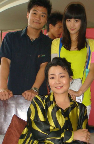 剧照-萨日娜“美女老板”大胆转型 变身时尚辣妈(图)