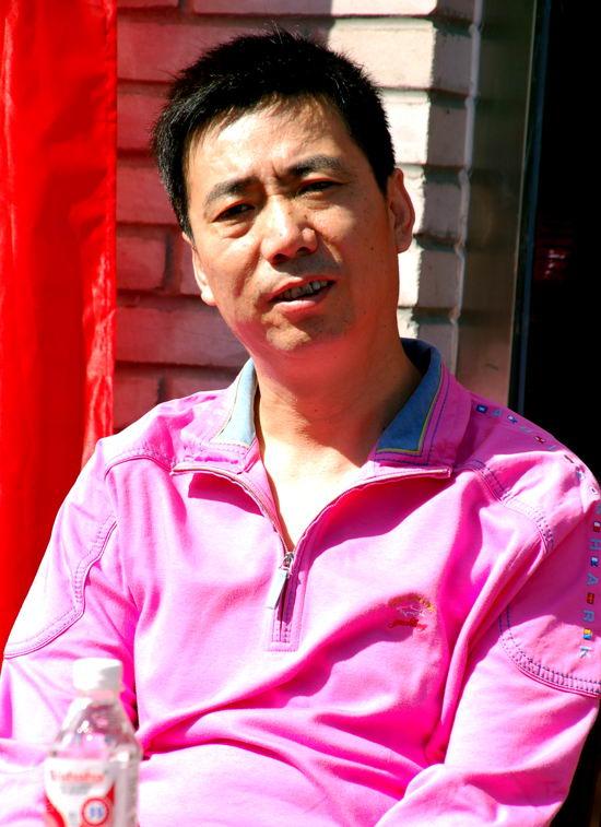 剧照-图文：低头不见抬头见--范明衬衣鲜艳