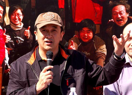 剧照-图文：低头不见抬头见--导演黄宏亮相
