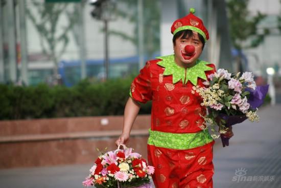 剧照-徐峥老爸快跑形象大变做多情小丑(组图)