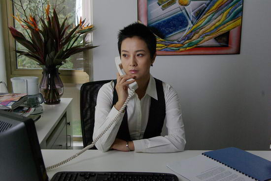 剧照-苏岩二哥里化身女主编 举手投足显干练(图)