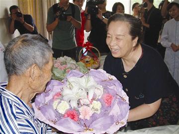 剧照-“容嬷嬷”走进爱心病房 慰问四川灾区伤员(图)