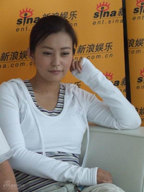 剧照-图文：夜来风雨主演聊天-郝蕾思考问题