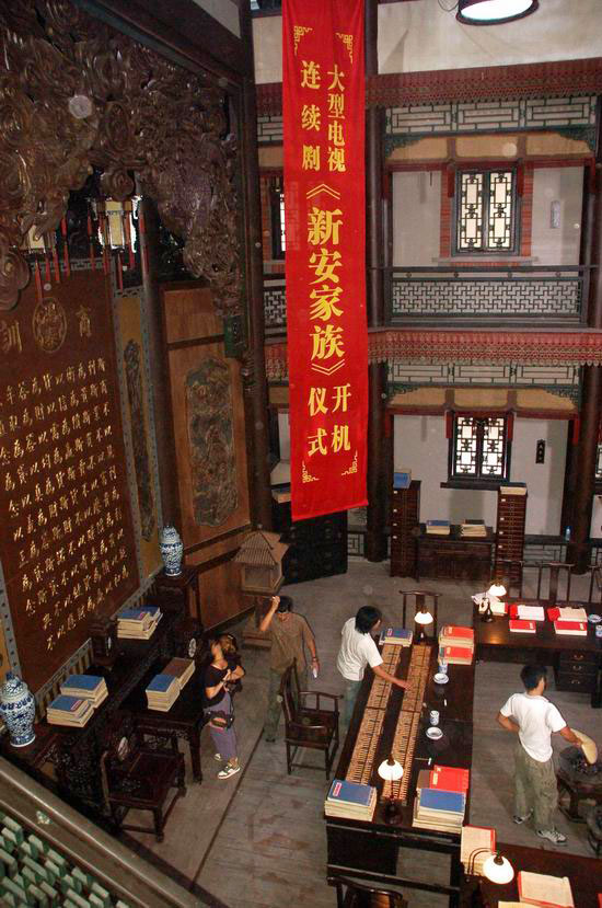 剧照-图文：新安家族横店开机-道具细节图2