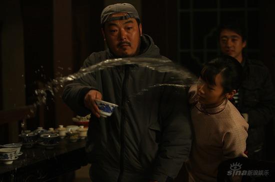 剧照-大境门京郊热拍 杏花虚心学习泼水法(组图)