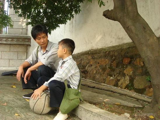 剧照-鸳鸯河关机杀青 谢君豪难舍“教师情”(图)