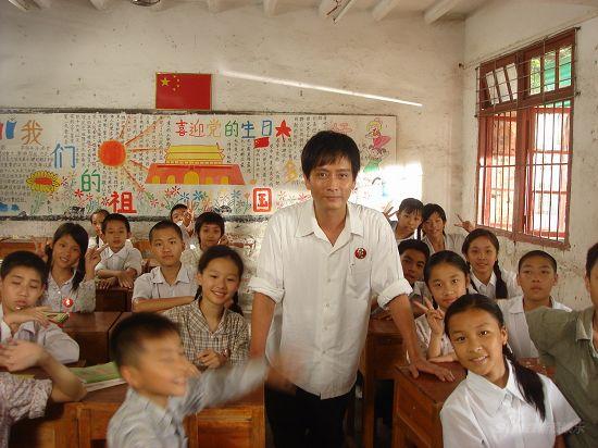 剧照-谢君豪自曝每日生活 感言山村教师不容易(组图)