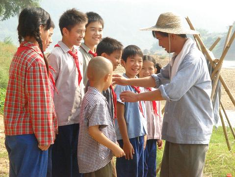 剧照-鸳鸯河广西热拍 谢君豪难舍“教师情”(图)