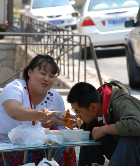 剧照-真情无限之养母-生母剧组爱心献灾区(图)