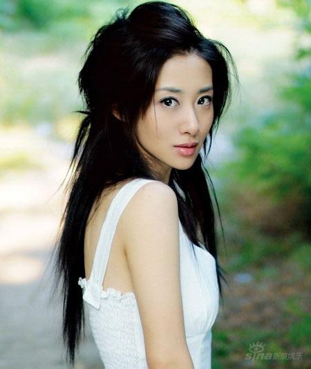 剧照-刘思彤横店赶拍牌坊下的女人 再饰直爽女