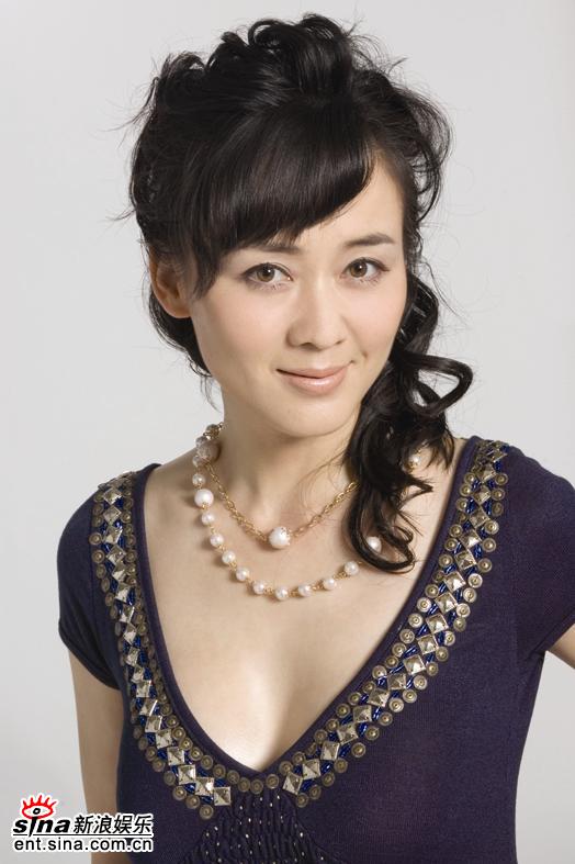 剧照-靠山杀青李琳裸妆出镜 首演倔强女市长(图)