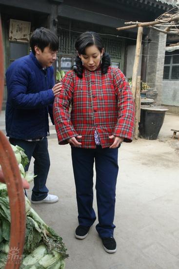 剧照-图文：鸽子哨探班-秦海璐整理戏装