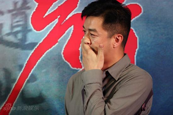 剧照-图文：关中枪声发布会--李亚鹏捂嘴