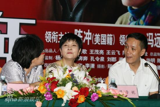 剧照-图文：人到中年发布会-冯远征梁丹妮与制片人交流