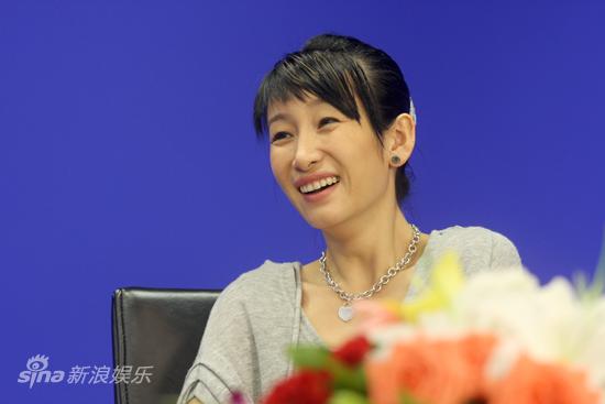 剧照-图文：谍影重重主演做客-秦海璐微笑
