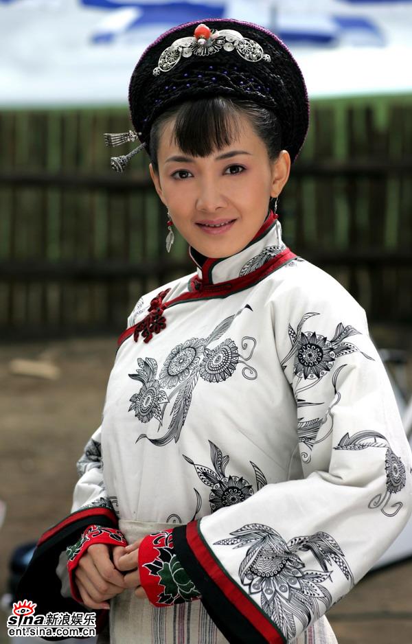 剧照-资料图片：闯关东定妆照--那文着礼服