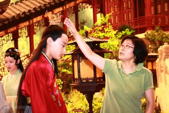 剧照-图文：红楼梦布景曝光--李导介绍宝玉的金冠