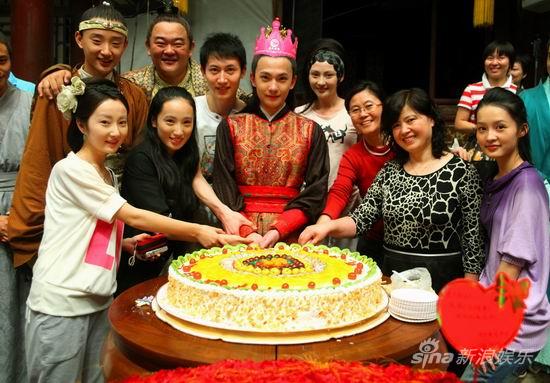 剧照-图文：新版红楼梦杀青-生日合影